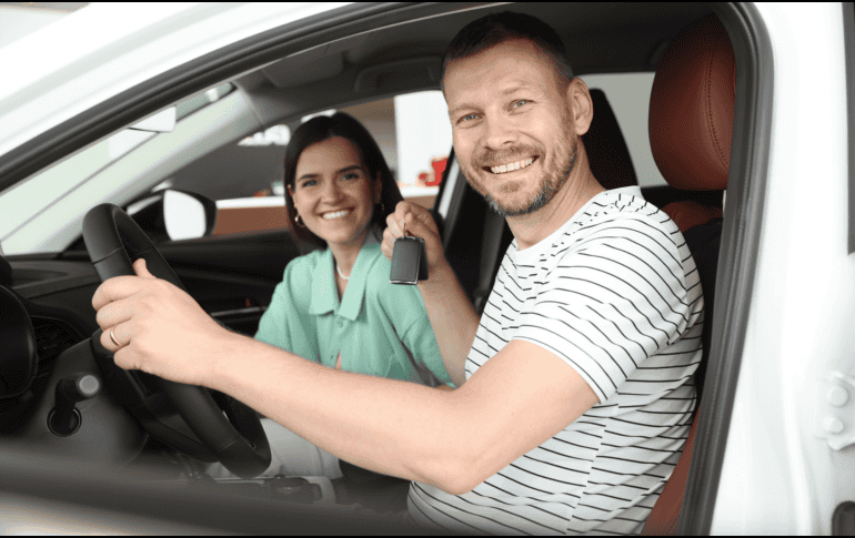 El endoso de la factura es una anotación que se realiza en la parte posterior del documento original del vehículo, mediante la cual el propietario actual transfiere los derechos de la factura a otra persona.  CANVA