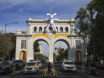 Conejo monumental transforma los Arcos Vallarta durante ART WKND GDL. NIFORMADOR/ J. Acosta