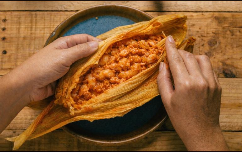 Los tamales barbones, tradicionales del estado de Sinaloa, son aquellos que se rellenan con camarones, a los que no se les quitan ni la cáscara ni las barbas. ESPECIAL / IA y CANVA