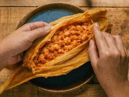 Los tamales barbones, tradicionales del estado de Sinaloa, son aquellos que se rellenan con camarones, a los que no se les quitan ni la cáscara ni las barbas. ESPECIAL / IA y CANVA