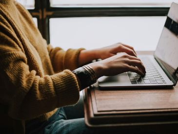 La LFT establece que todo trabajador que preste sus servicios en un día de descanso obligatorio debe recibir su salario diario más un pago doble adicional. Unsplash