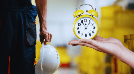 En ningún caso la reducción de la jornada laboral implicará la disminución de sueldos, salarios o prestaciones de las personas trabajadoras. ESPECIAL / CANVA