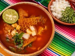 Con el paso del tiempo, el menudo dejó de ser solo un alimento barato para convertirse en un clásico presente en celebraciones y reuniones familiares, así como la opción fácil y rápida para curar la resaca tras una noche de excesos. ESPECIAL / CANVA e IA