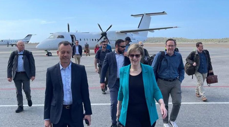 Fotografía cedida de la embajadora Laura Dogu (c) a su llegada este 31 de enero de 2026, al aeropuerto Internacional Simón Bolívar en Venezuela. EFE / Embajada de EU