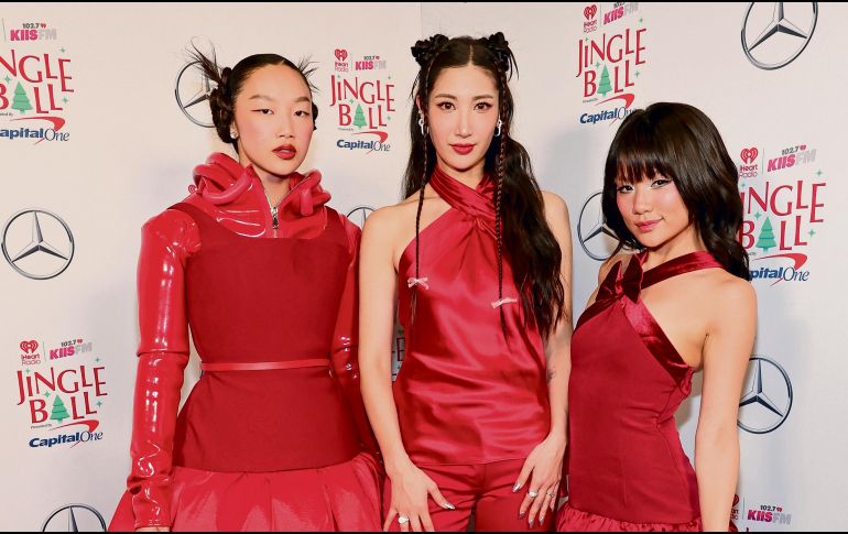 Las voces de HUNTR/X de “KPop Demon Hunters”, Ejae, Audrey Nuna y Rei Ami posan desde un evento navideño en Los Ángeles, California, en 2025. AFP