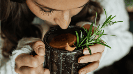 El consumo frecuente o en exceso puede aumentar la presión arterial y reducir la eficacia de algunos medicamentos para la hipertensión. CANVA