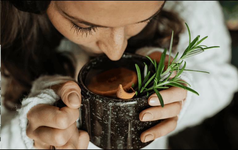 El consumo frecuente o en exceso puede aumentar la presión arterial y reducir la eficacia de algunos medicamentos para la hipertensión. CANVA