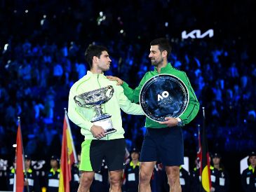 Dokovic, que había iniciado el torneo en el cuarto lugar del ranking, hoy modifica su lugar en el ranking tras perder contra Alcaraz en la Final del Abierto de Australia. EFE / J. Carret
