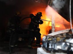 Contreras señaló que los elementos forzaron su entrada al terreno y lograron contener las llamas antes de que estas se propagaran hacia otras fincas y casas aledañas. PROTECCIÓN CIVIL / BOMBEROS DE GUADALAJARA