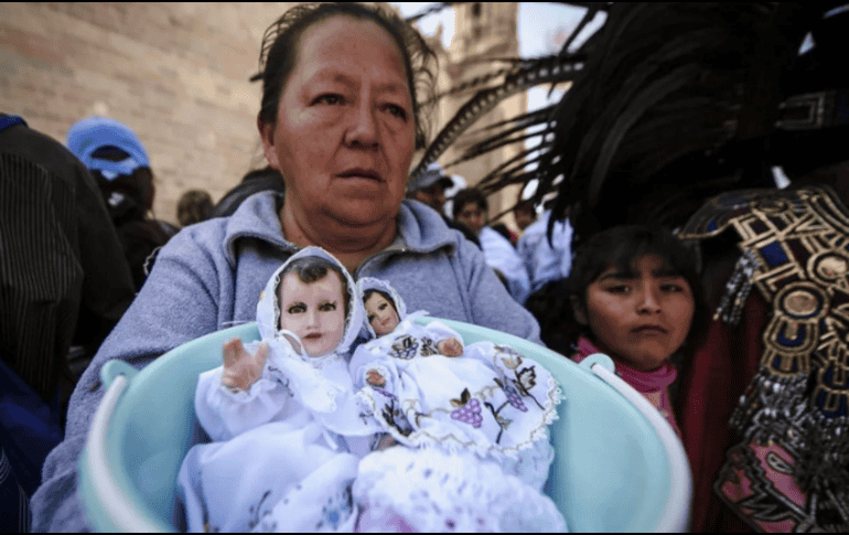 En muchas parroquias, los fieles acuden con velas para recibir la bendición, un acto que representa protección, fe y esperanza para el año que comienza. ARCHIVO/INFORMADOR
