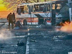 Rescate y atención a los heridos, tras el ataque con drones rusos a un autobús que transportaba mineros en Dnipropetrovsk, en Ucrania. EFE