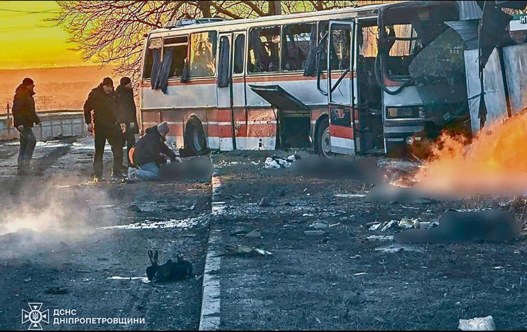 Rescate y atención a los heridos, tras el ataque con drones rusos a un autobús que transportaba mineros en Dnipropetrovsk, en Ucrania. EFE