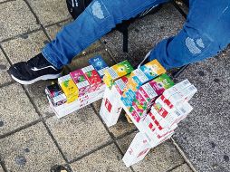 Venta de cigarros pirata en las inmediaciones del Mercado San Juan de Dios, en Guadalajara, donde su precio facilita su comercialización. EL INFORMADOR/ J. Acosta