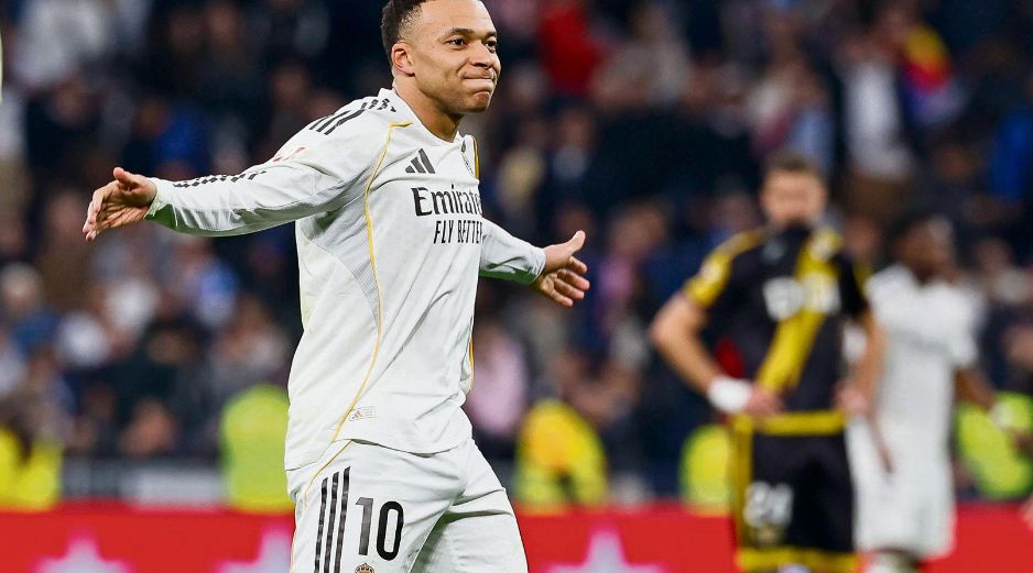 Con un gol de penalti en el tiempo agregado, el astro francés rescató la victoria de su equipo. EFE