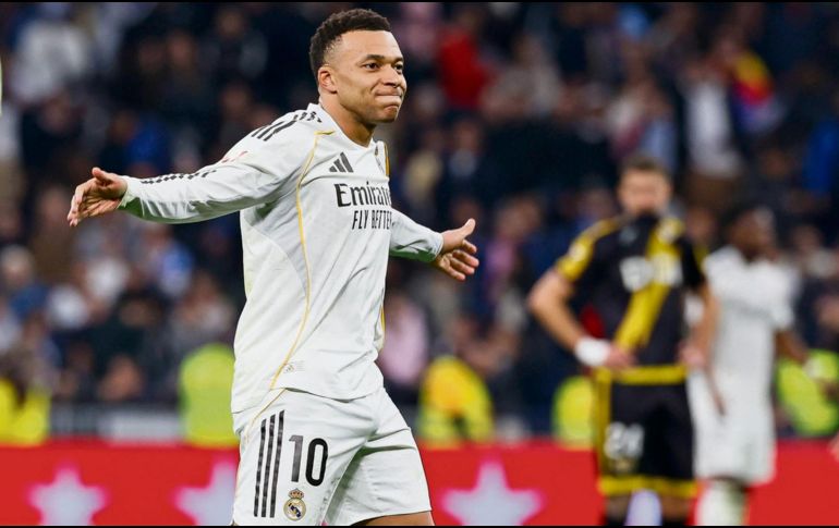 Con un gol de penalti en el tiempo agregado, el astro francés rescató la victoria de su equipo. EFE