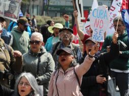 Con banderas, pancartas y consignas, asistentes dijeron que el objetivo fue expresar solidaridad con la población cubana y rechazar lo que describieron como una política de “asfixia”. EFE/M. Guzmán