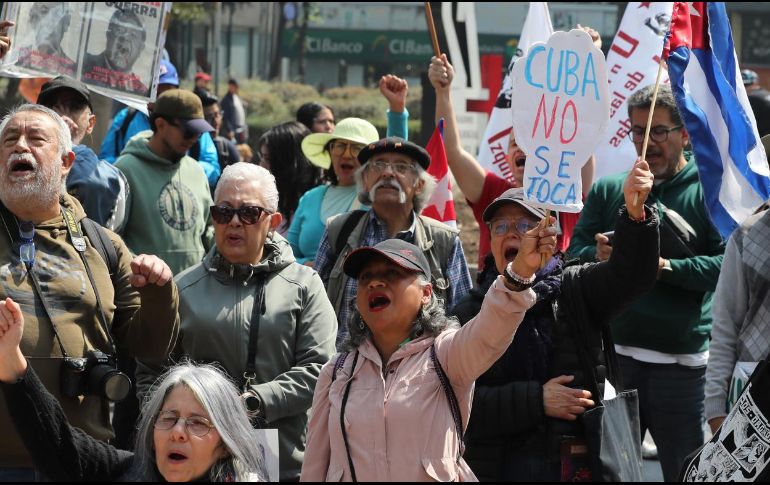 Con banderas, pancartas y consignas, asistentes dijeron que el objetivo fue expresar solidaridad con la población cubana y rechazar lo que describieron como una política de “asfixia”. EFE/M. Guzmán
