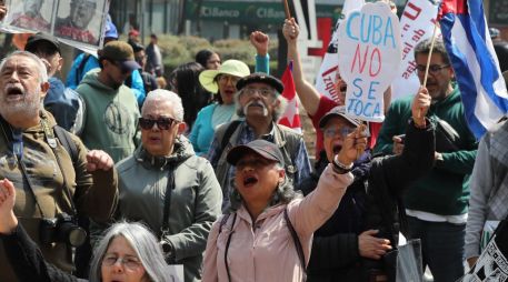 Con banderas, pancartas y consignas, asistentes dijeron que el objetivo fue expresar solidaridad con la población cubana y rechazar lo que describieron como una política de “asfixia”. EFE/M. Guzmán