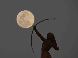 La Luna de Nieve, la noche de 1 de febrero, en La Diana Cazadora. SUN / ARCHIVO