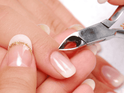 Aunque quitar la cutícula puede mejorar momentáneamente la apariencia de las uñas, hacerlo de forma frecuente o agresiva puede traer consecuencias negativas para la salud.  CANVA