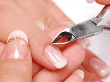 Aunque quitar la cutícula puede mejorar momentáneamente la apariencia de las uñas, hacerlo de forma frecuente o agresiva puede traer consecuencias negativas para la salud.  CANVA