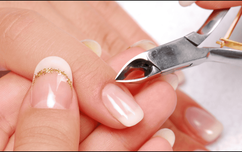 Aunque quitar la cutícula puede mejorar momentáneamente la apariencia de las uñas, hacerlo de forma frecuente o agresiva puede traer consecuencias negativas para la salud.  CANVA
