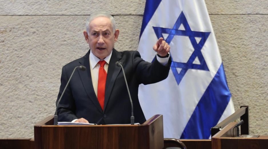 El primer ministro israelí, Benjamin Netanyahu, pronuncia un discurso durante una sesión especial para marcar el 77º aniversario de la creación de la Knesset y el 60º aniversario de la inauguración del edificio actual en la Knesset. EFE/A. SULTAN