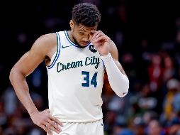 Giannis Antetokounmpo podría ser el dominó más grande que tire a los demás en el mercado de traspasos de la NBA. EFE.