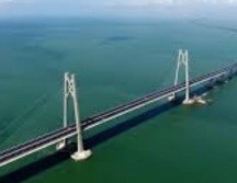 Al menos dos personas murieron y otras tres siguen desaparecidas tras el derrumbe de un puente en construcción en la ciudad china de Yancheng, en la provincia oriental de Jiangsu, informaron autoridades locales en la madrugada del martes. ESPECIAL