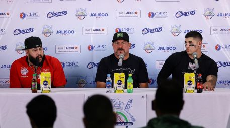 Luis Iván Rodríguez, Benjamín Gil y Bligh Madris en la conferencia de prensa posterior al juego. CORTESÍA/Charros de Jalisco