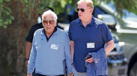 Roger Goodell (der.) contradijo los dichos de Robert Kraft en torno a una campaña de 18 juegos. AFP
