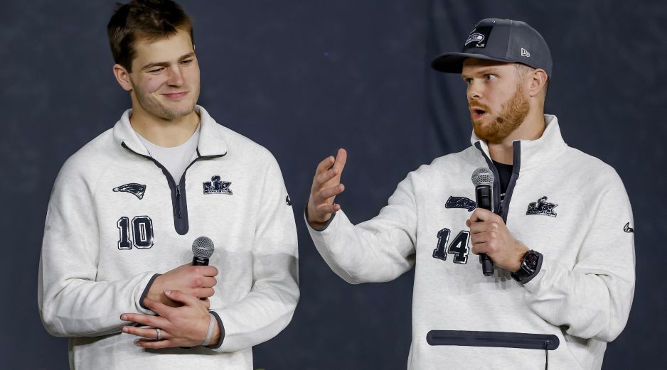 Drake Maye, quarterback de Nueva Inglaterra, al lado de Sam Darnold, de Seattle, en la noche inaugural del Super Bowl LX. EFE/M. Mabanglo