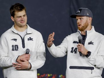 Drake Maye, quarterback de Nueva Inglaterra, al lado de Sam Darnold, de Seattle, en la noche inaugural del Super Bowl LX. EFE/M. Mabanglo
