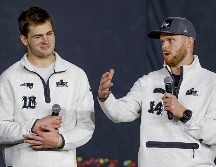 Drake Maye, quarterback de Nueva Inglaterra, al lado de Sam Darnold, de Seattle, en la noche inaugural del Super Bowl LX. EFE/M. Mabanglo