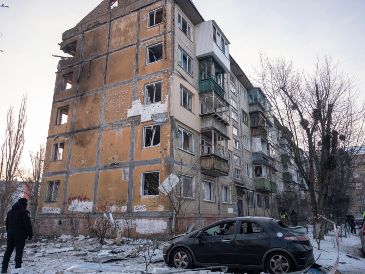 Lugar del ataque con un dron ruso contra un edificio residencial de cinco plantas en Kiev, Ucrania, el 3 de febrero de 2026, en medio de la invasión rusa. Al menos tres personas resultaron heridas en Kiev como consecuencia del ataque, según el Servicio Estatal de Emergencias de Ucrania. EFE/STRINGER