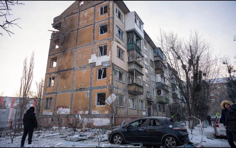 Lugar del ataque con un dron ruso contra un edificio residencial de cinco plantas en Kiev, Ucrania, el 3 de febrero de 2026, en medio de la invasión rusa. Al menos tres personas resultaron heridas en Kiev como consecuencia del ataque, según el Servicio Estatal de Emergencias de Ucrania. EFE/STRINGER