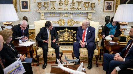 Fotografía publicada en la red social X en la cuenta @infopresidencia que muestra al presidente de Colombia, Gustavo Petro, junto a su homólogo de Estados Unidos, Donald Trump, durante una reunión este martes, en la Casa Blanca, en Washington, Estados Unidos. EFE/ @infopresidencia