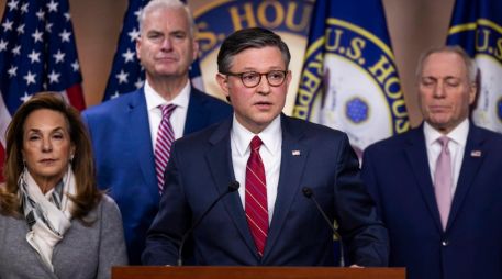 El presidente republicano de la Cámara de Representantes, Mike Johnson, habla con periodistas, en el Capitolio de Estados Unidos en Washington. EFE/J. SCALZO