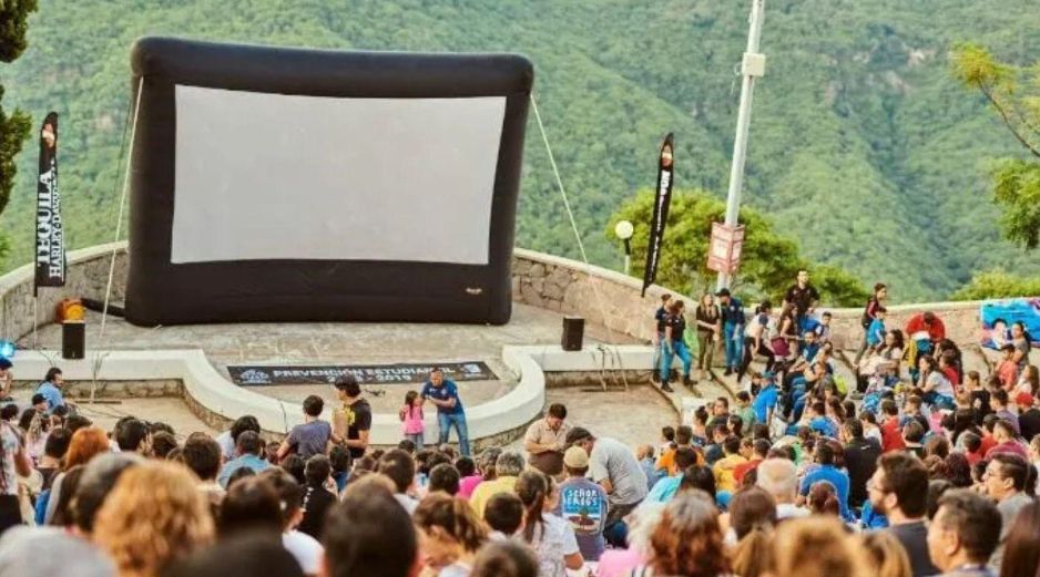 Será una oportunidad perfecta para relajarse, compartir risas y disfrutar juntos de una noche diferente. FACEBOOK / Cinemalive