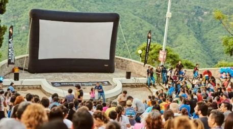 Será una oportunidad perfecta para relajarse, compartir risas y disfrutar juntos de una noche diferente. FACEBOOK / Cinemalive