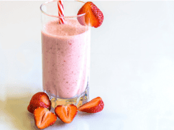 Algunos entrenadores sugieren añadir una pizca de sal o usar agua mineral para reponer electrolitos. CANVA