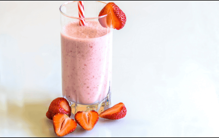 Algunos entrenadores sugieren añadir una pizca de sal o usar agua mineral para reponer electrolitos. CANVA