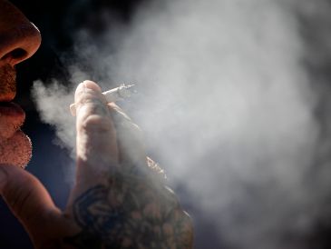 De todos los casos se observó que la causa evitable más frecuente era el tabaquismo, responsable de un 15% de los casos, 3,3 millones. EFE/J. Zapata.