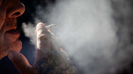 De todos los casos se observó que la causa evitable más frecuente era el tabaquismo, responsable de un 15% de los casos, 3,3 millones. EFE/J. Zapata.