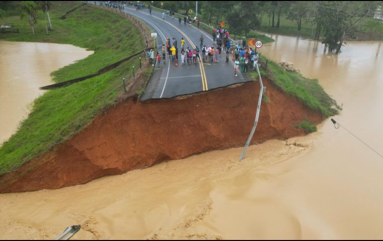 A la emergencia causada por las inundaciones se suman las afectaciones en la franja costera donde se ha elevado el nivel del mar por los fuertes vientos. EFE/ F. Delgado