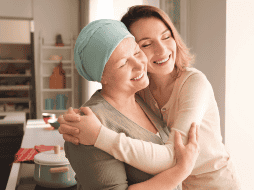 Uno de los ejes principales de esta conmemoración es la prevención. Durante el Día Mundial contra el Cáncer se refuerza el mensaje de que muchos tipos de cáncer pueden prevenirse o tratarse con mayor éxito si se detectan a tiempo. CANVA