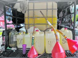 Camioneta asegurada por autoridades federales presuntamente utilizada para el traslado y venta de combustible extraído de manera clandestina en Degollado. ESPECIAL