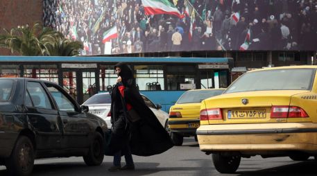 La aprobación de la medida se produce tras meses de debates en el país acerca de si se debía permitir a las mujeres conducir motos. EFE/A. TAHERKENAREH