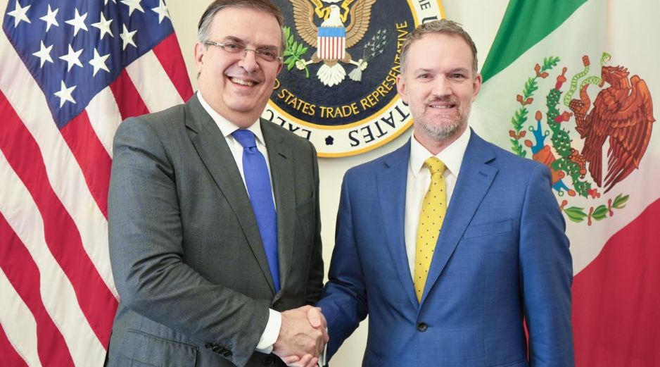 El secretario de Economía mexicano, Marcelo Ebrard, saluda al representante de Comercio de Estados Unidos, Jamieson Greer. EFE/Representación Comercia del EU