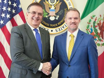 El secretario de Economía mexicano, Marcelo Ebrard, saluda al representante de Comercio de Estados Unidos, Jamieson Greer. EFE/Representación Comercial de EU